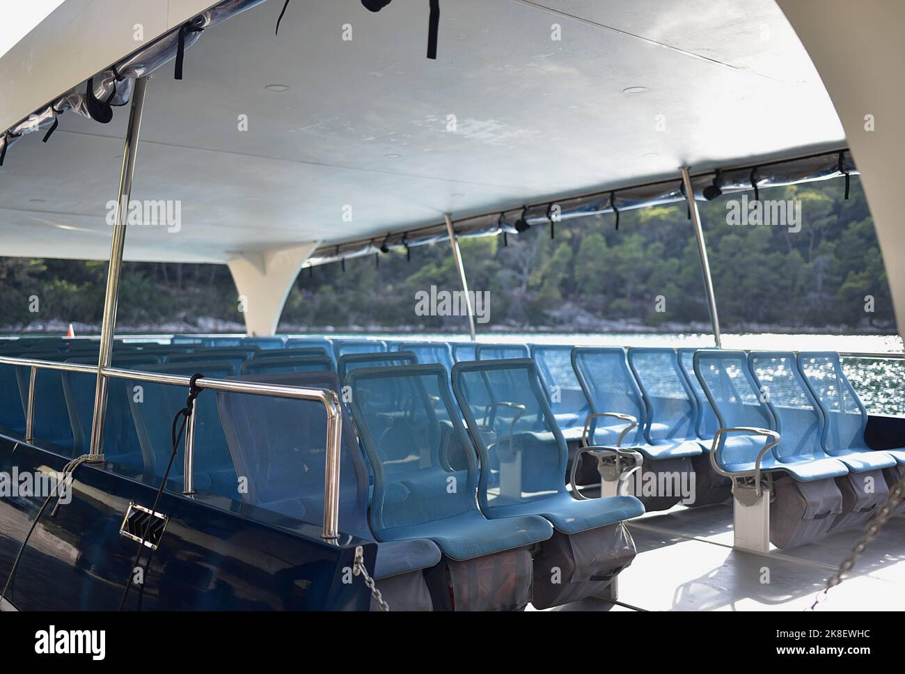 navire ruise avec sièges passagers. Voyage sur le lac Banque D'Images
