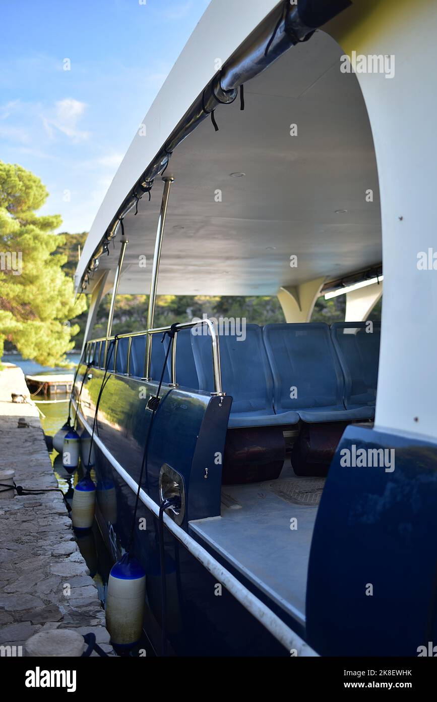navire ruise avec sièges passagers. Voyage sur le lac Banque D'Images