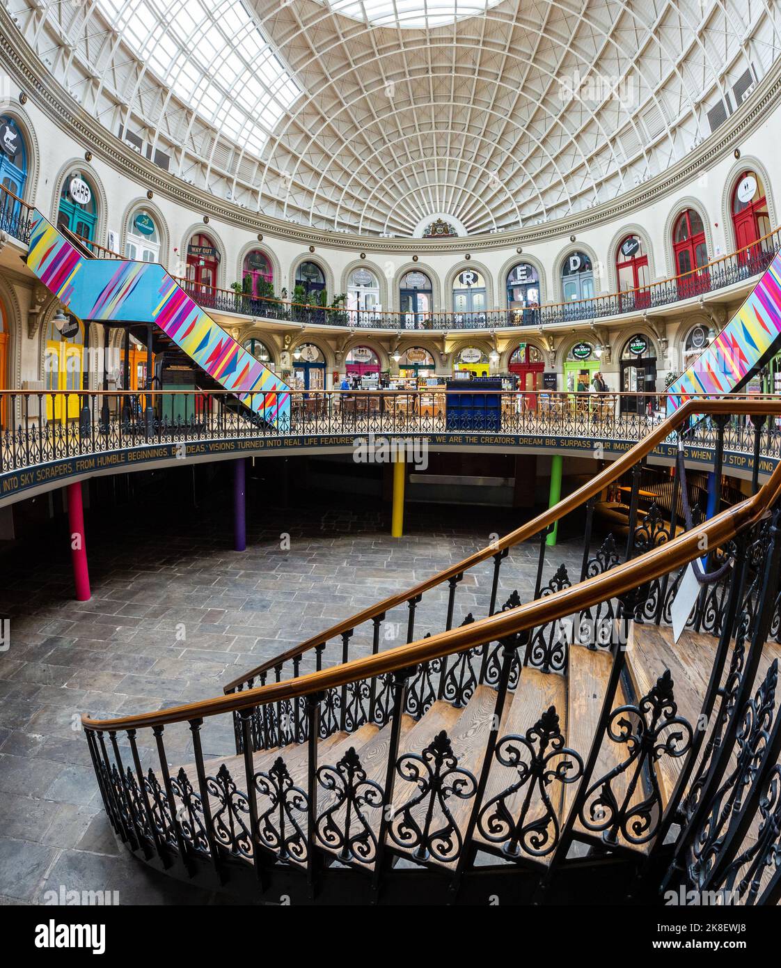 Un intérieur d'architecture du bâtiment Corn Exchange de Leeds, Royaume-Uni avec des boutiques indépendantes et l'architecture ornementale Banque D'Images