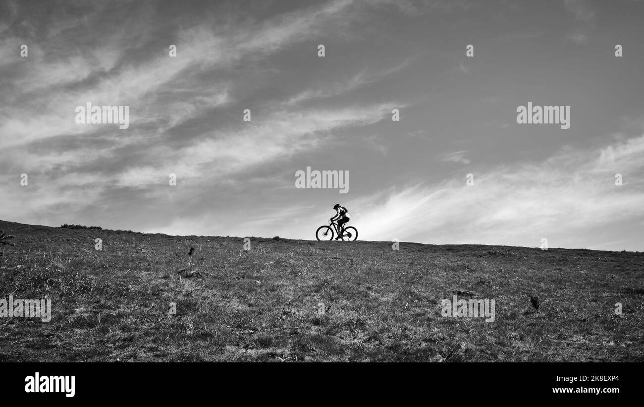 Cycliste solitaire en vélo le long du sommet des collines de Malvern Banque D'Images
