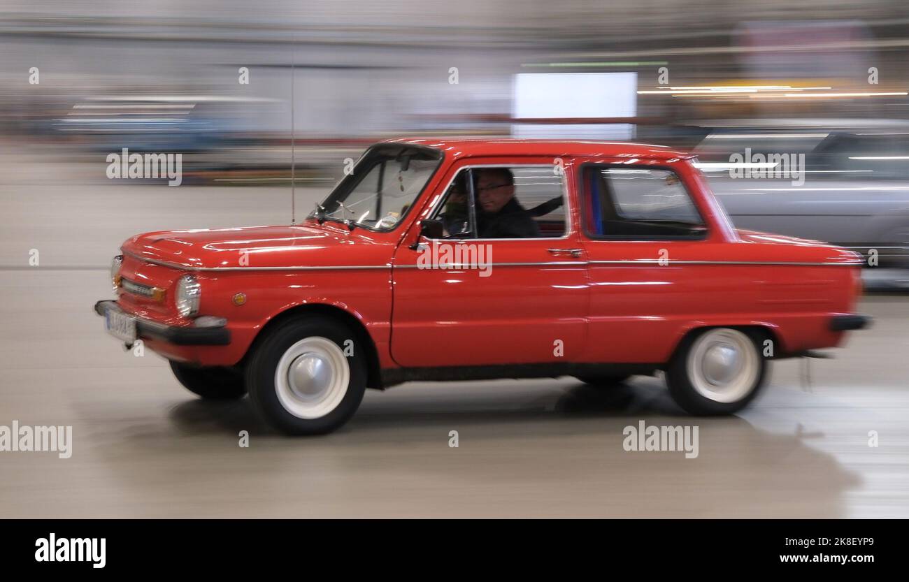 Halle, Allemagne. 23rd octobre 2022. Une voiture russe du type Zaporozhez à partir de 1988 traverse une salle de la foire. Le week-end, la foire 'Oldtema Hall 2022' y a eu lieu, un marché de pièces pour les voitures anciennes et les motos. Credit: Sebastian Willnow/dpa/Alay Live News Banque D'Images