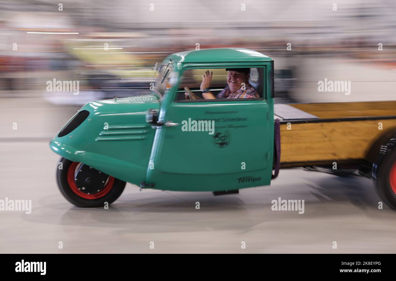 Halle, Allemagne. 23rd octobre 2022. Une fourgonnette à trois roues du type « Tempo » de 1936 traverse une salle de la foire. Le week-end, la foire 'Oldtema Halle 2022' y a eu lieu, un marché de pièces pour les vieilles automobiles et motos. Credit: Sebastian Willnow/dpa/Alay Live News Banque D'Images
