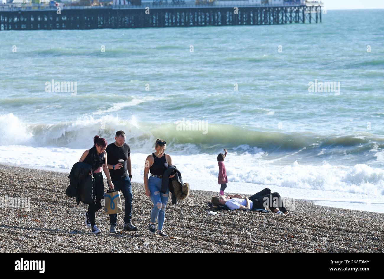 Brighton UK 23rd octobre 2022 - les visiteurs profitent d'une journée exceptionnellement chaude pour la période de l'année à Brighton aujourd'hui que les températures devraient atteindre 20 degrés dans certaines parties du Sud-est . : Crédit Simon Dack / Alamy Live News Banque D'Images