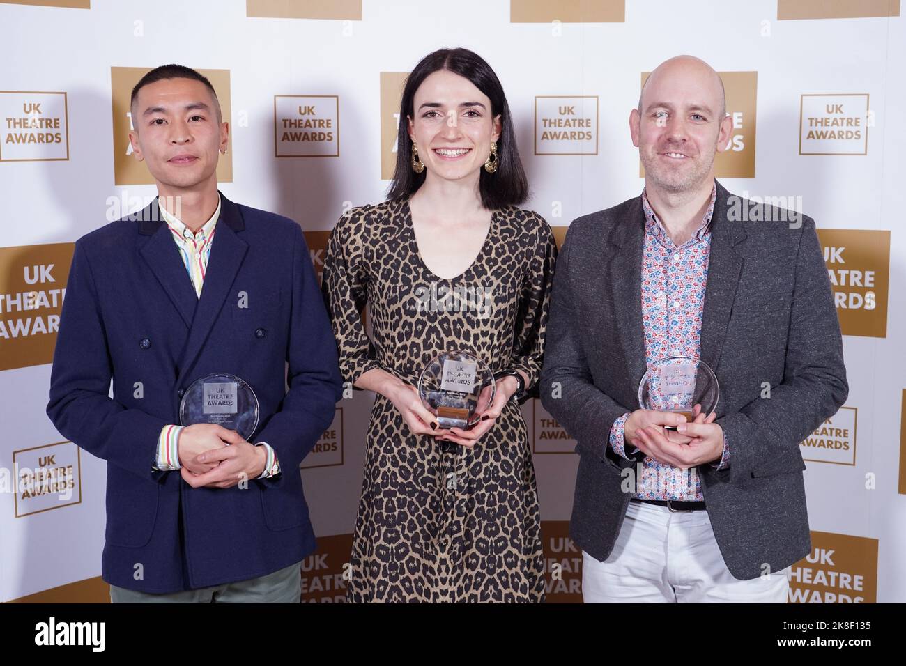 Anthony Lau, Elin Schofield et Robert Hastie avec le prix du meilleur directeur, pour Rock/Paper/Scissors - The Crucible, Studio et Lyceum Theatre, Sheffield, aux UK Theatre Awards au Guildhall de Londres. Date de la photo: Dimanche 23 octobre 2022. Banque D'Images