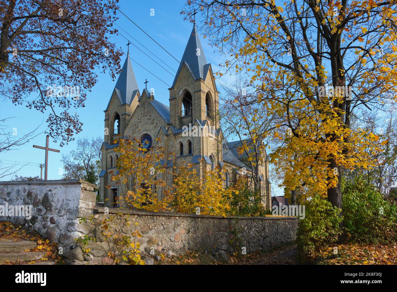 Ancienne église notre-Dame du Saint Rosaire et Saint Dominique en automne, Rakov, région de Minsk, Biélorussie. Banque D'Images