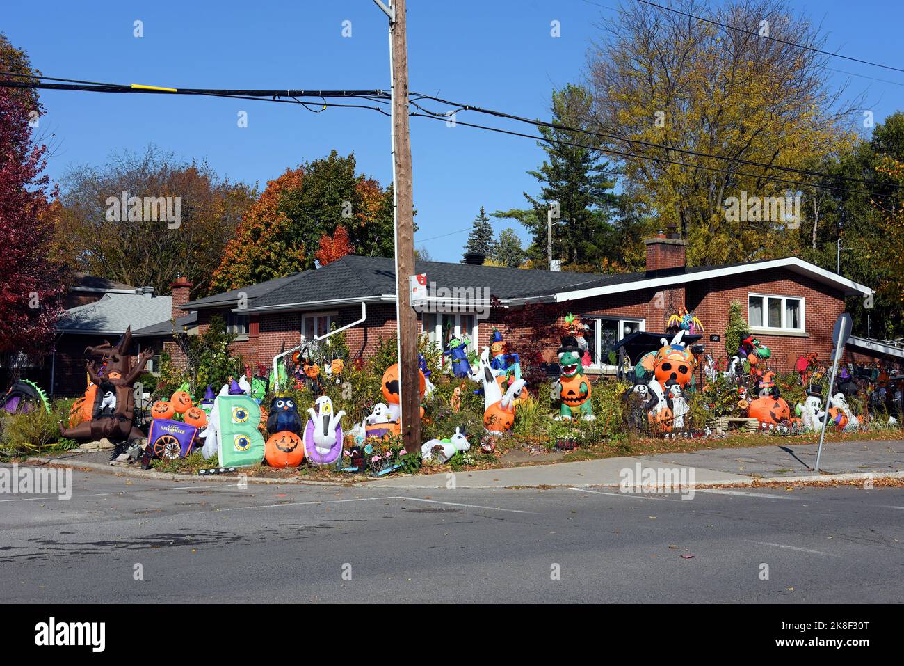Ottawa, Canada - 22 octobre 2022 : maison décorée de nombreuses décorations pour célébrer Halloween. Banque D'Images