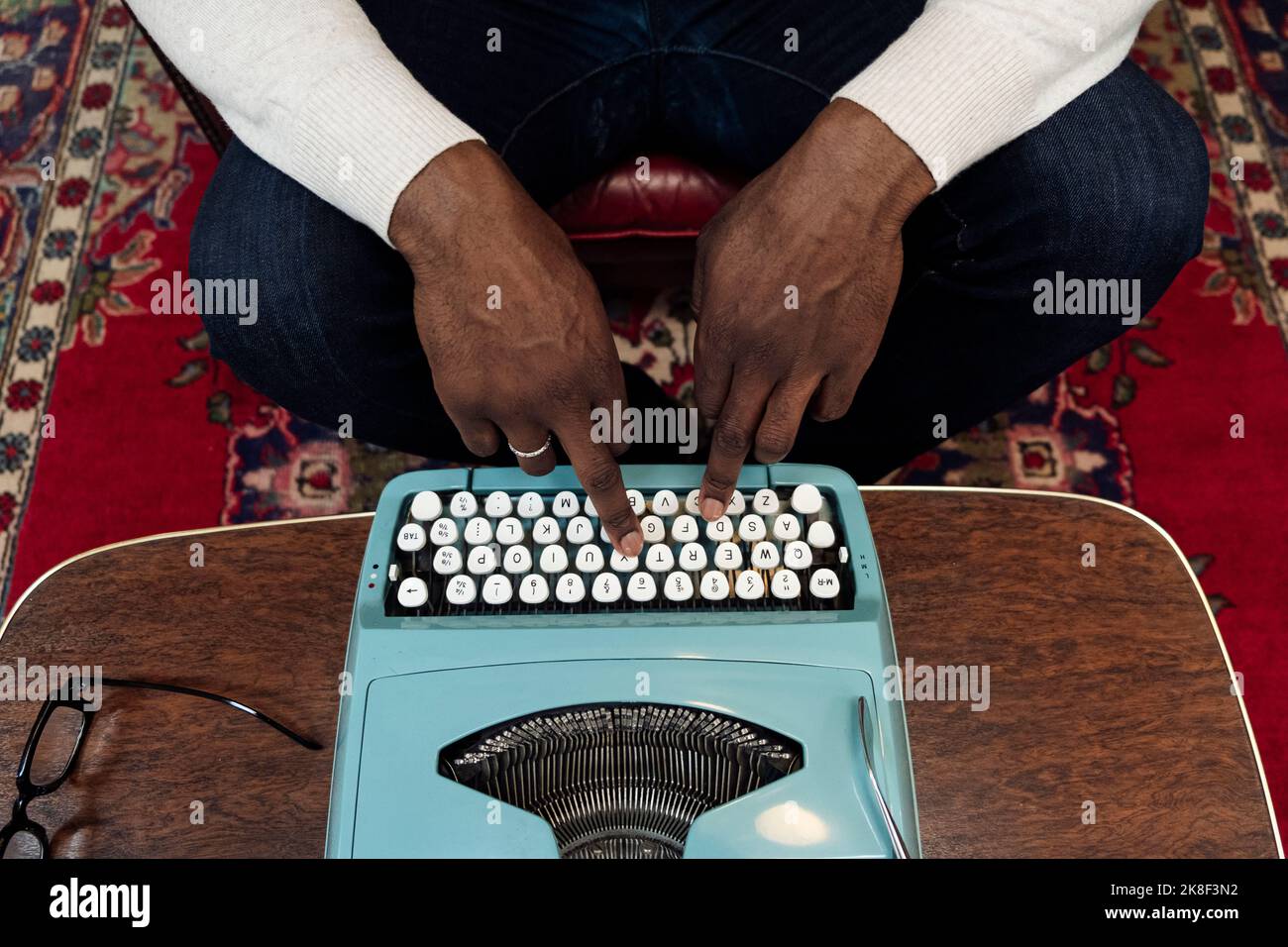 Mains d'homme d'affaires dactylographiant sur machine à écrire vintage Banque D'Images