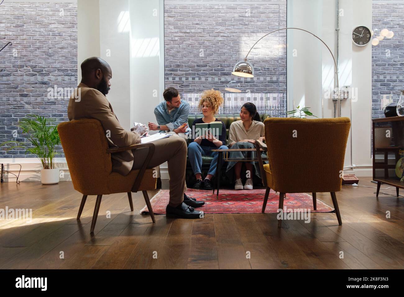 Les gens d'affaires assis dans un espace de travail de collègue moderne remue-méninges ensemble Banque D'Images