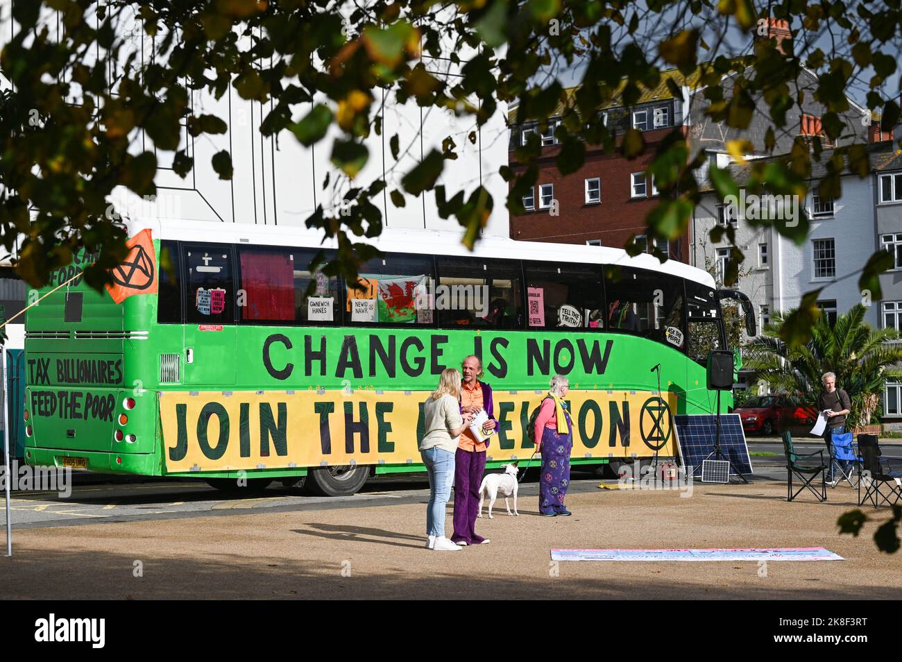 Brighton Royaume-Uni 23rd octobre 2022 - Assemblée populaire de la rébellion d'extinction événement de crise du climat et du coût de la vie à Brighton aujourd'hui . : Crédit Simon Dack / Alamy Live News Banque D'Images