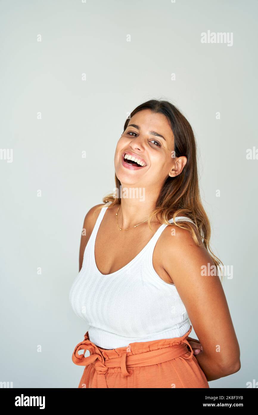 Happy woman in front of white wall Banque D'Images