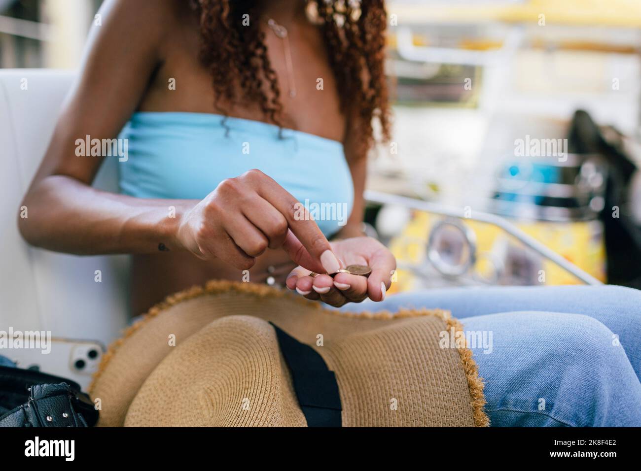 Femme comptant les pièces de monnaie assis dans tuk tuk Banque D'Images