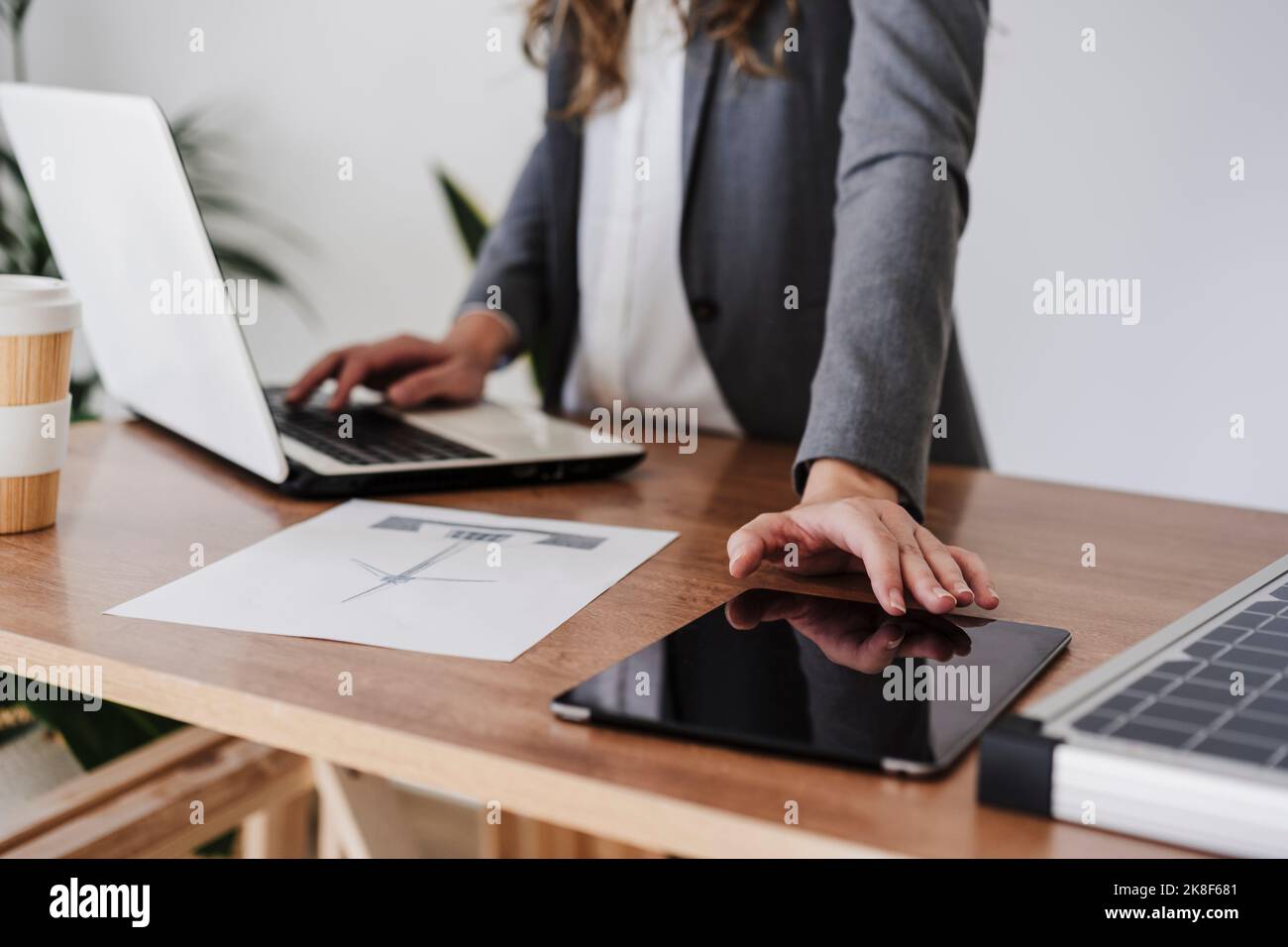 Jeune femme ingénieure travaillant dans son bureau moderne avec une tablette numérique. Gros plan Banque D'Images