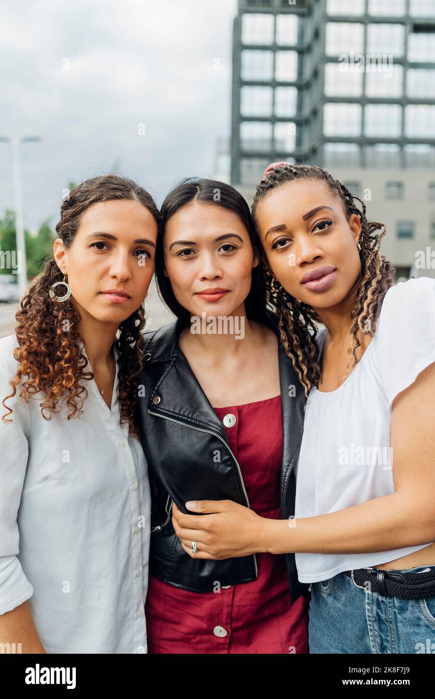 De jeunes amis multiraciaux avec des armes Banque D'Images