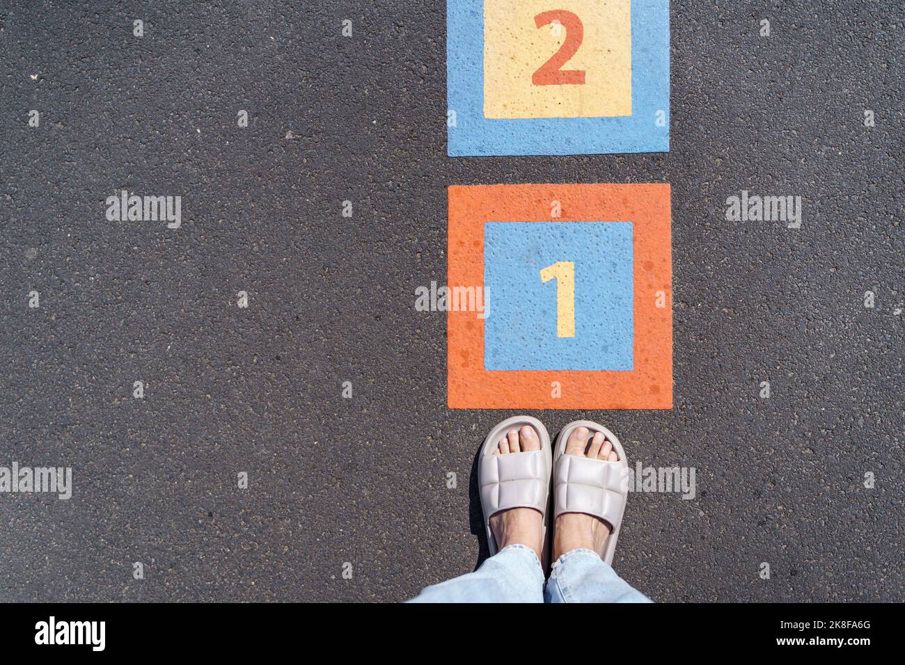 Jambes de la femme par nombre sur le sentier Banque D'Images