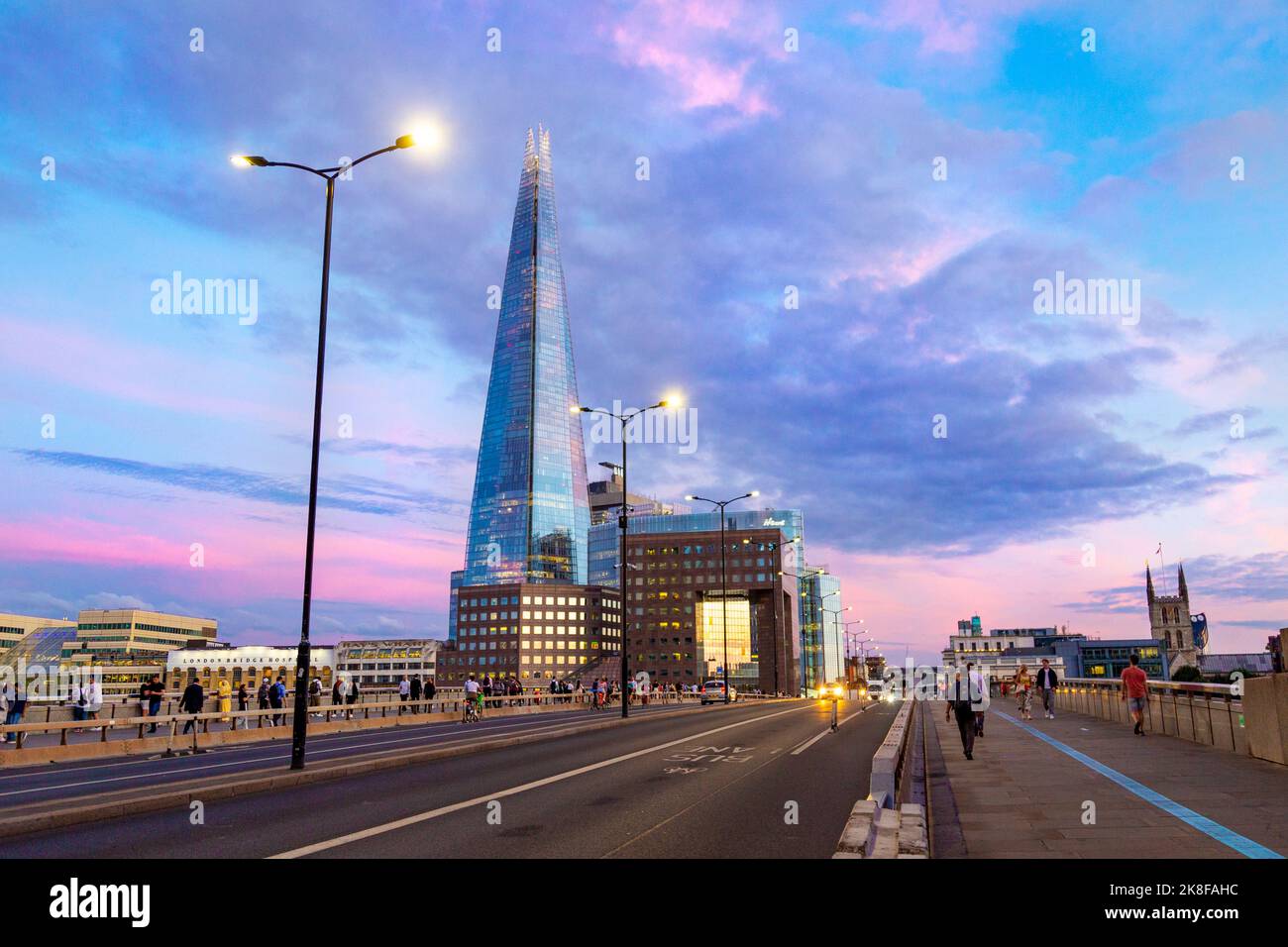 Vue sur le gratte-ciel Shard et le bâtiment 1 London Bridge et le pont 1970s London Bridge au coucher du soleil, Londres, Angleterre, Royaume-Uni Banque D'Images