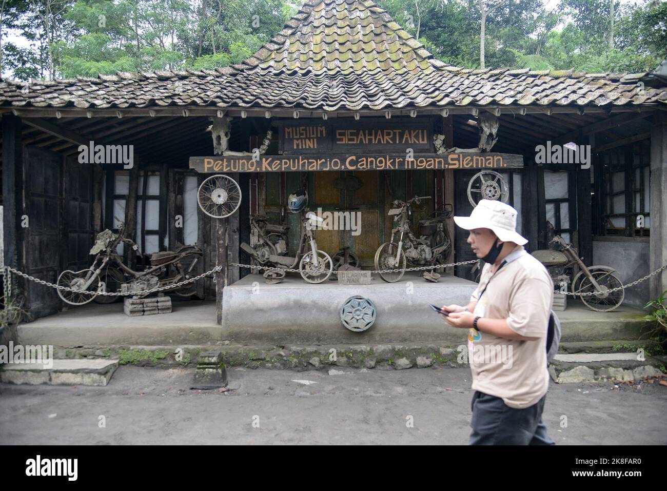 Touristes locaux lors de la visite à la maison de mémoire dans la pente de la montagne Merapi à Yogyakarta, Indonésie sur 20 octobre 2022. La maison de la mémoire est un musée appartenant aux résidents qui collectent leurs restes en raison de l'éruption du Mont Merapi en 2010. Les destinations touristiques en Indonésie font état d'une résurgence après la pandémie. (Photo par Adriana Adie/INA photo Agency/Sipa USA) Banque D'Images
