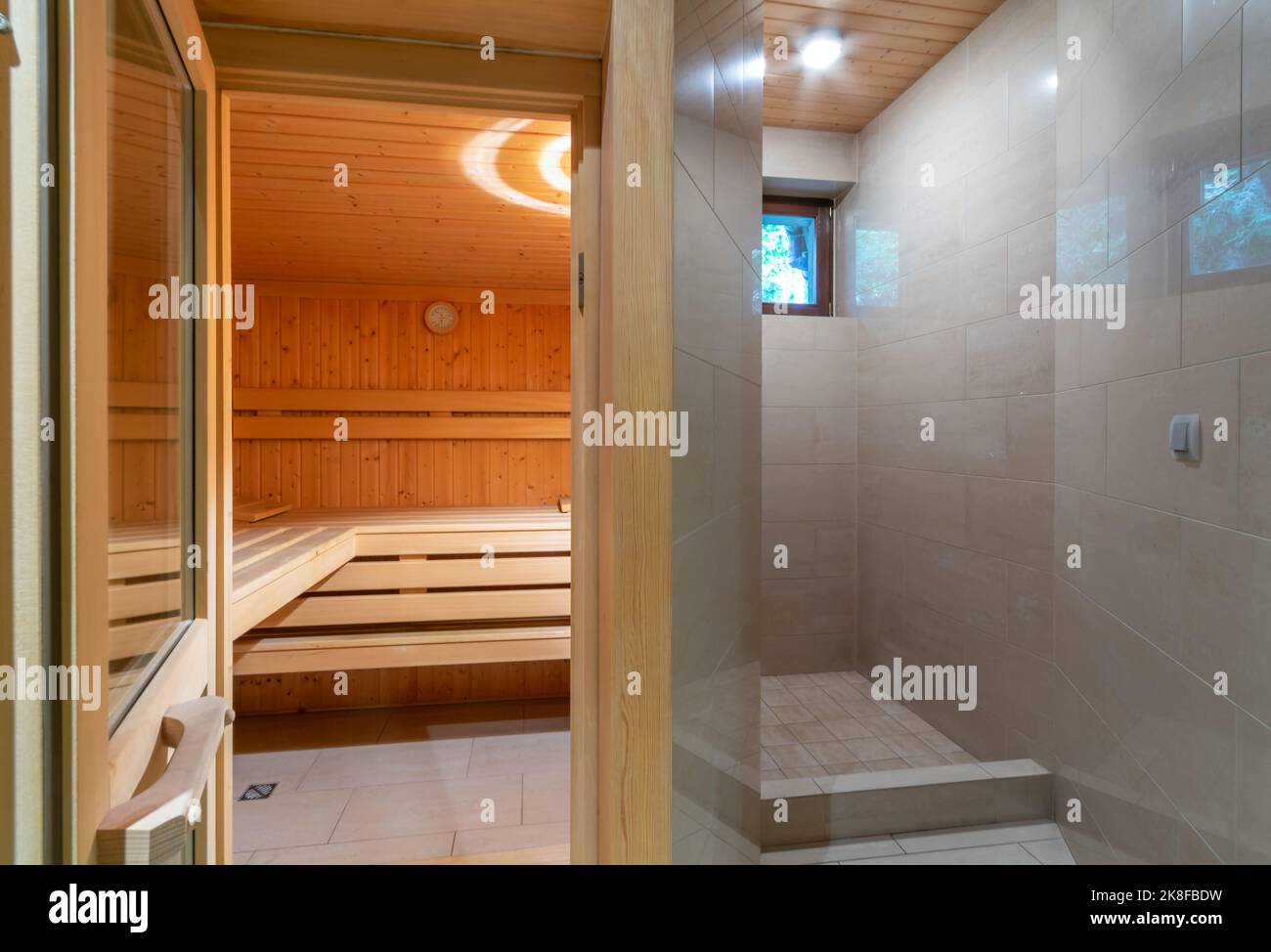 Un petit sauna intérieur, bordé de bois. Banque D'Images