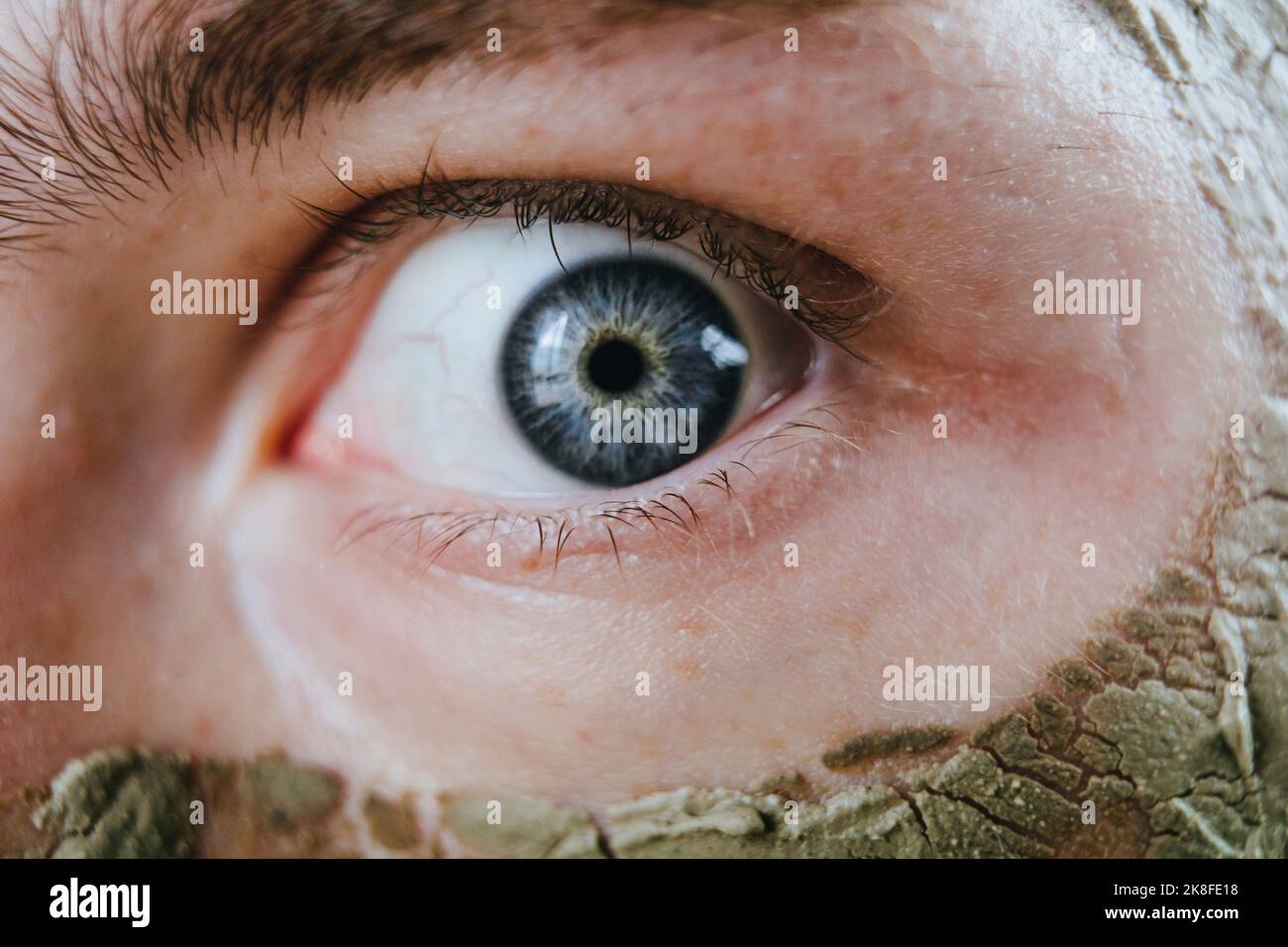 Gros plan de l'œil humain avec masque facial Banque D'Images