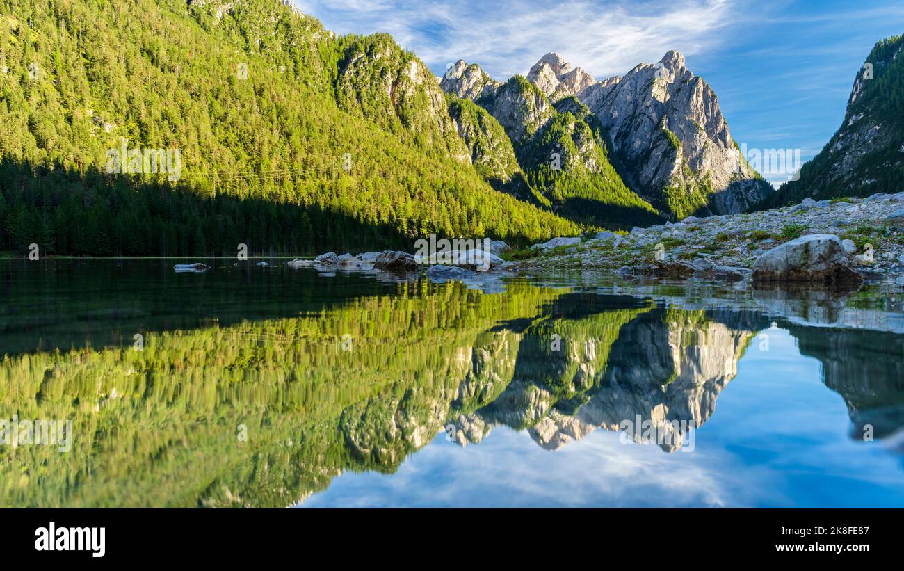 Italie, Trentin-Haut-Adige/Sudtirol, vue panoramique sur le lac Toblacher See dans les Dolomites Sexten Banque D'Images