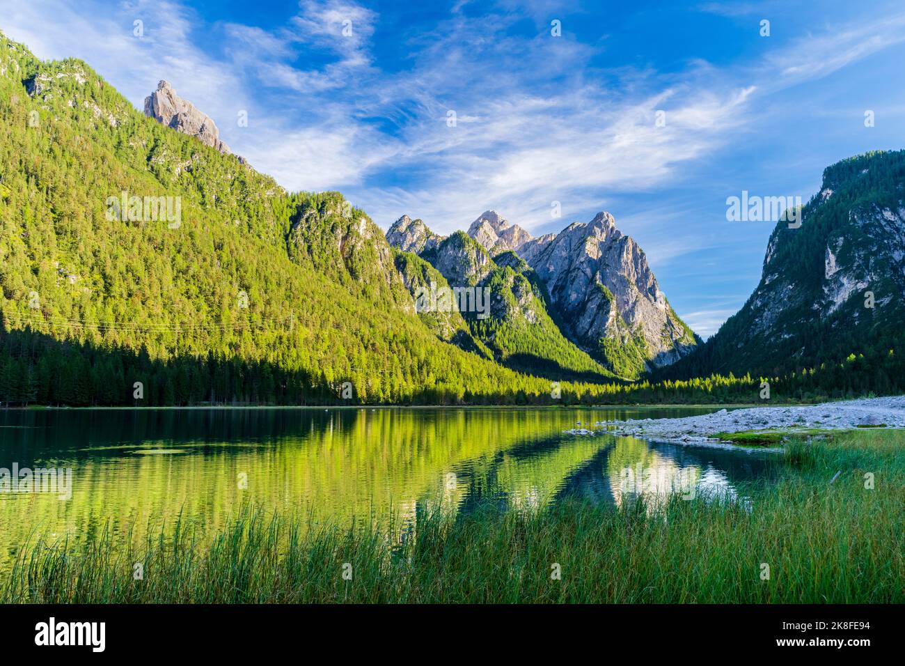 Italie, Trentin-Haut-Adige/Sudtirol, vue panoramique sur le lac Toblacher See dans les Dolomites Sexten Banque D'Images
