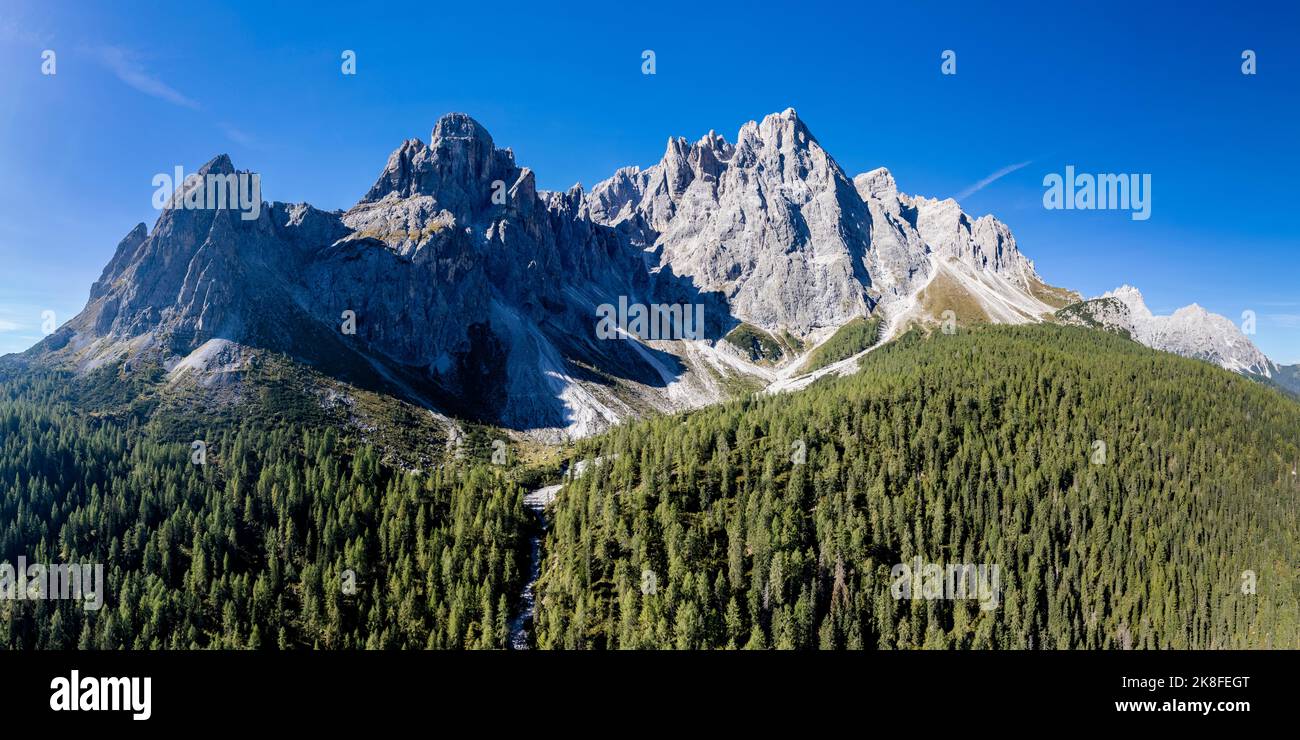 Italie, Trentin-Haut-Adige/Sudtirol, Drone panorama de la montagne Sextener Rotwand Banque D'Images