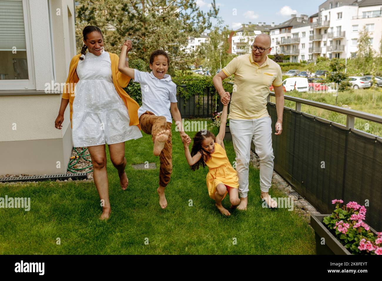 Parents heureux avec enfants s'amuser dans le jardin Banque D'Images