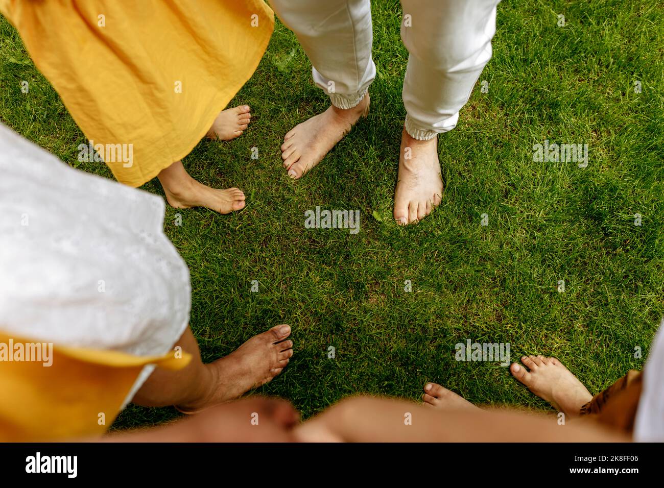 Pieds de parents et d'enfants sur l'herbe Banque D'Images