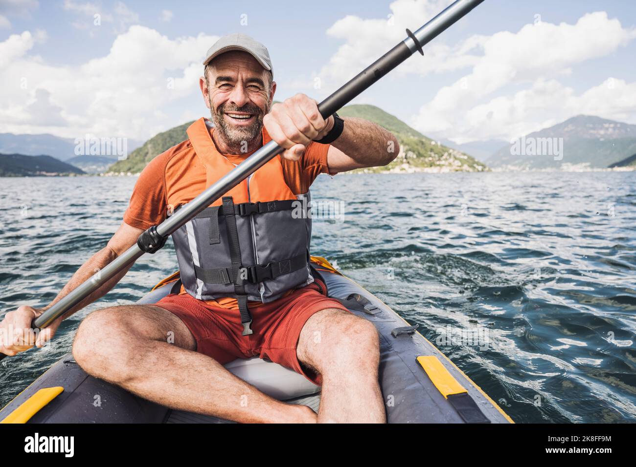 Un homme heureux en kayak sur le lac Banque D'Images