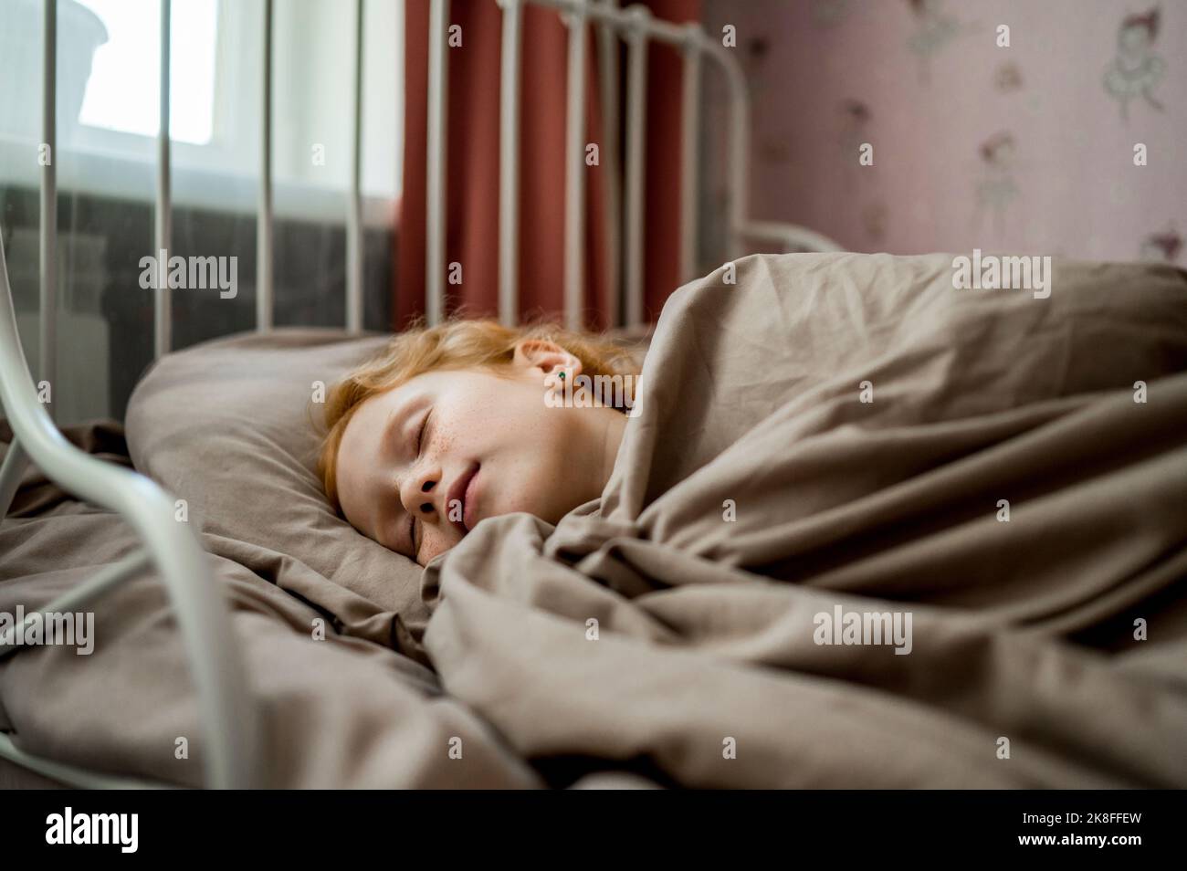Girl sleeping in bed at home Banque D'Images