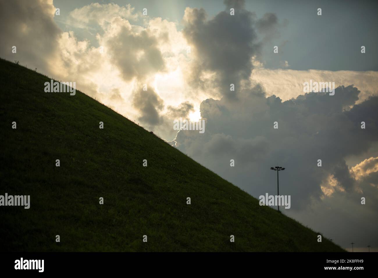 Montagne et ciel. Paysage le jour de la tempête. Nuages et colline à l'extérieur de la ville. Banque D'Images