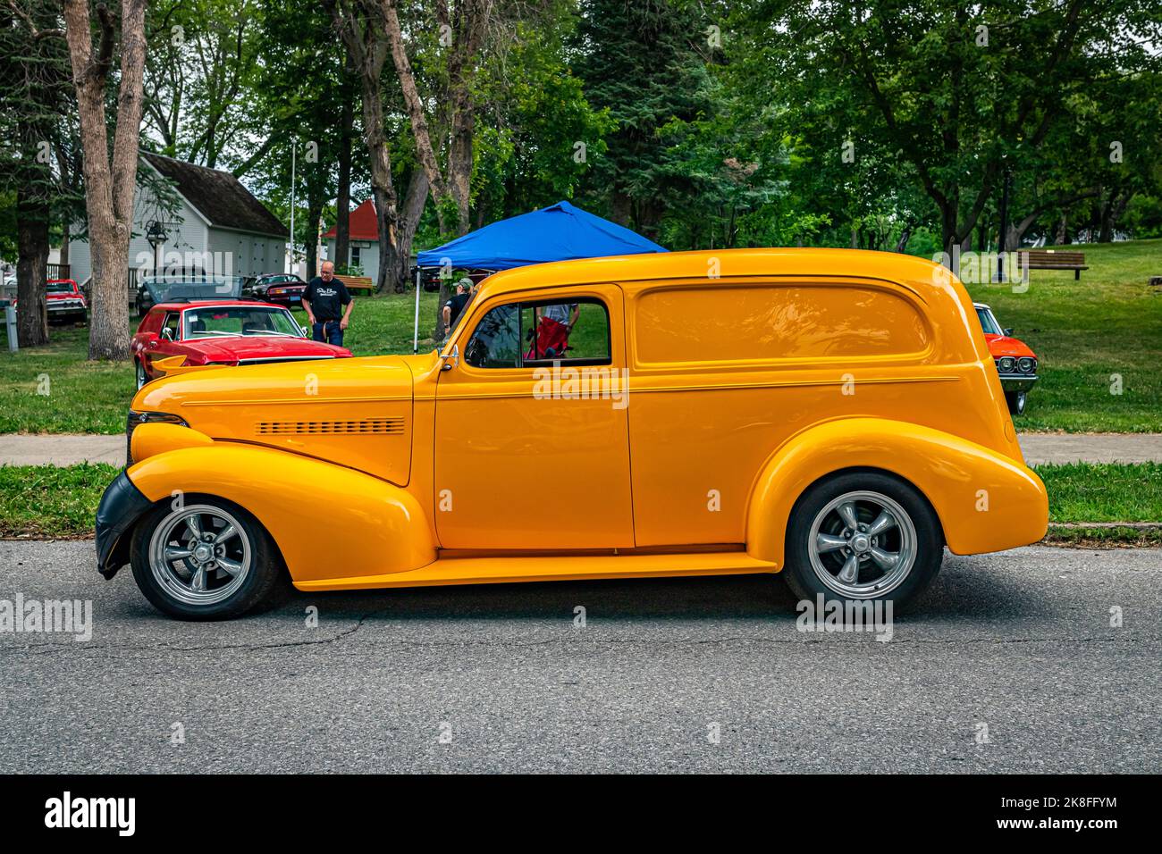 Des Moines, IA - 01 juillet 2022 : vue latérale à haute perspective d'une berline 1939 de Chevrolet à l'occasion d'un salon de voiture local. Banque D'Images