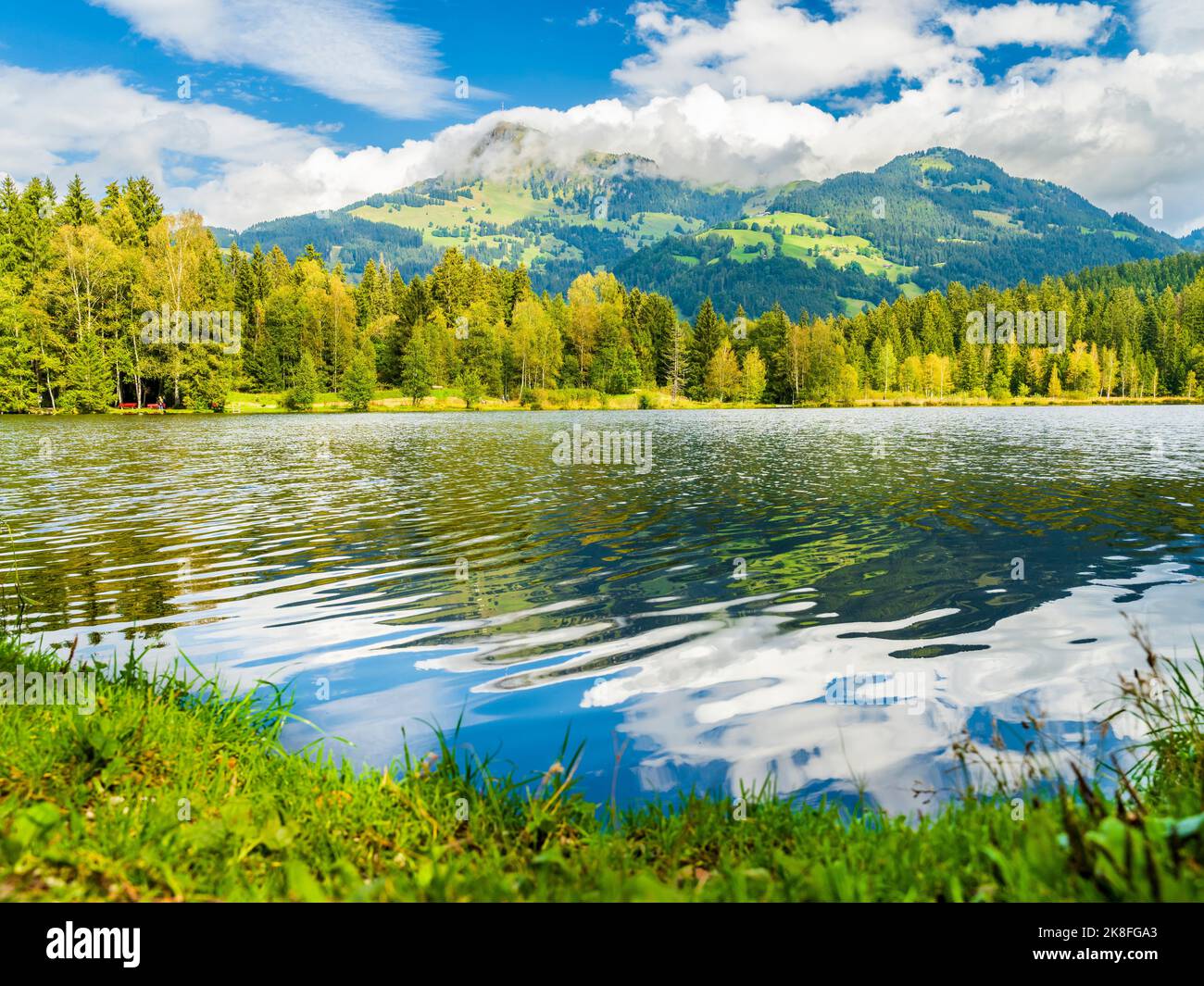 Autriche, Tyrol, Lac Schwarzsee avec montagne de la Corne de Kitzbuheler en arrière-plan Banque D'Images