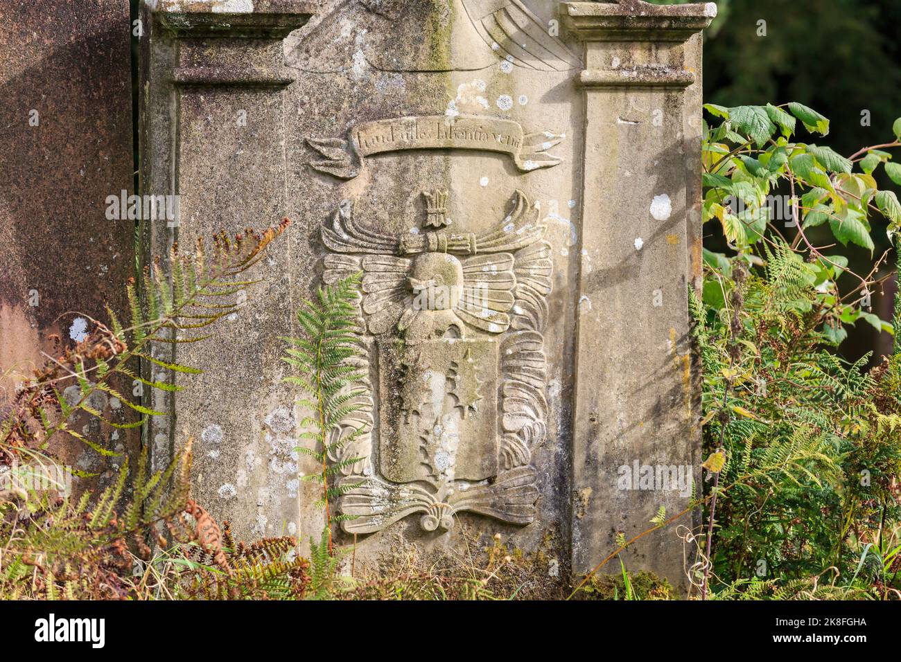Une pierre gravée médiévale dans un vieux cimetière écossais Banque D'Images