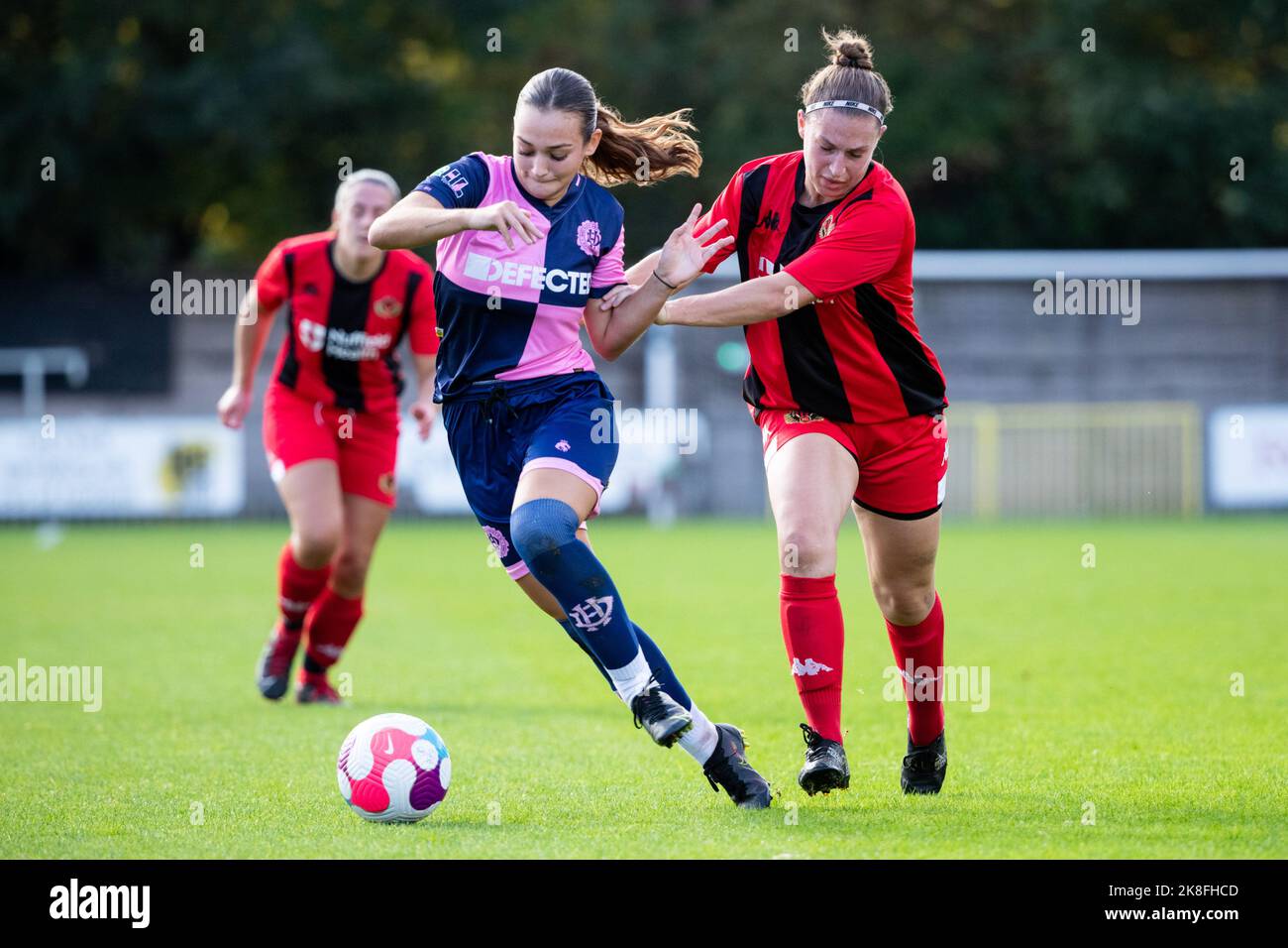 Londres, Royaume-Uni. 23rd octobre 2022. Lily Price (21 Dulwich Hamlet) en action pendant le match de qualification de la Vitality Womens FA Cup, troisième tour, entre Dulwich Hamlet et Winchester City Flyers à Champion Hill à Londres, en Angleterre. (Liam Asman/SPP) crédit: SPP Sport presse photo. /Alamy Live News Banque D'Images