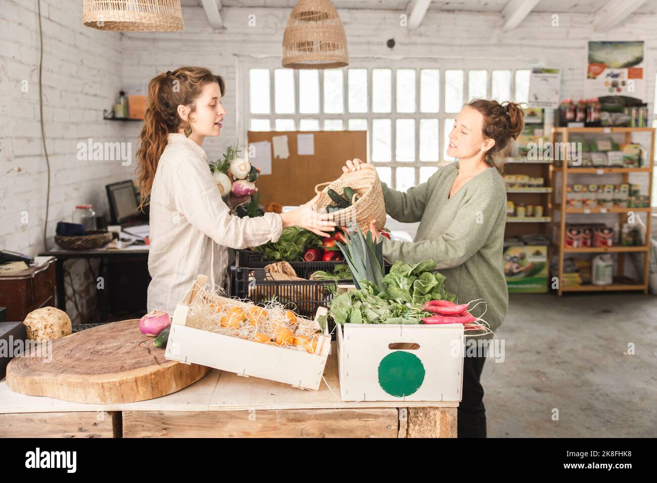 Le client passe le panier à légumes au magasin d'alimentation Banque D'Images