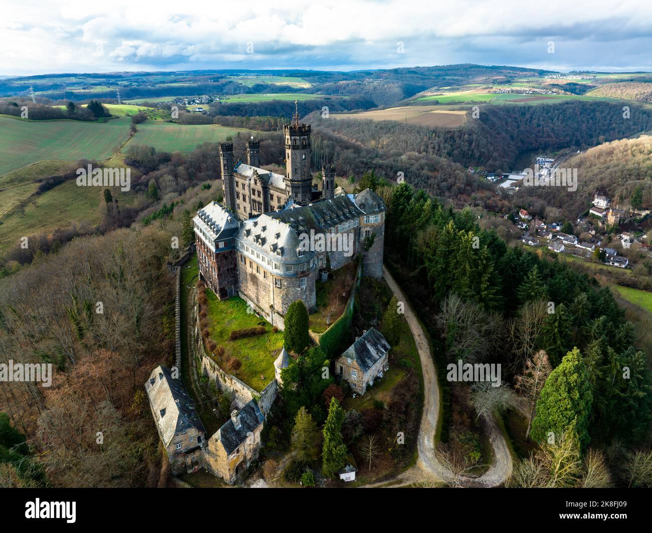 Allemagne, Rhénanie-Palatinat, Balduinstein, vue aérienne du château de Schaumburg en automne Banque D'Images