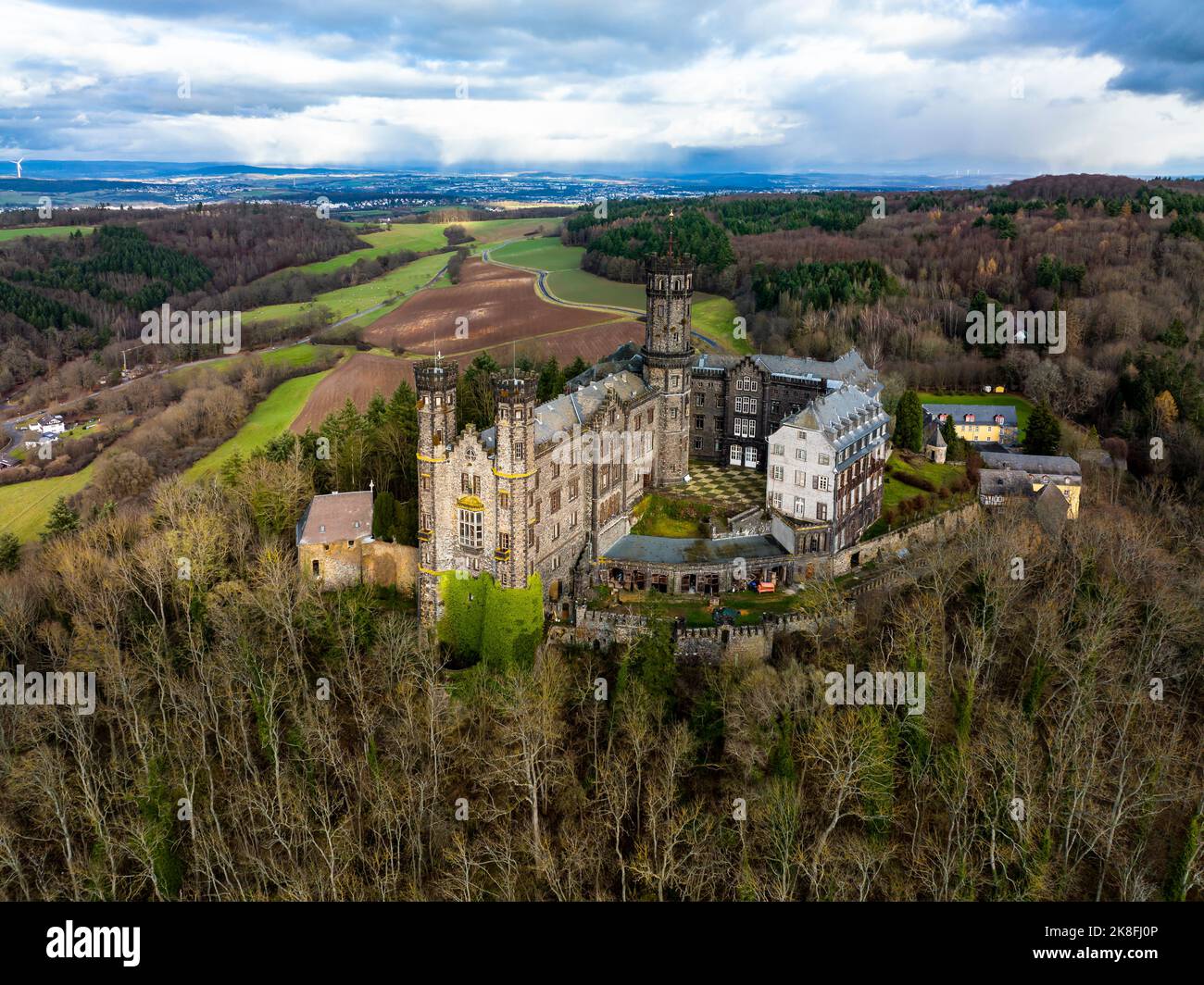 Allemagne, Rhénanie-Palatinat, Balduinstein, vue aérienne du château de Schaumburg en automne Banque D'Images