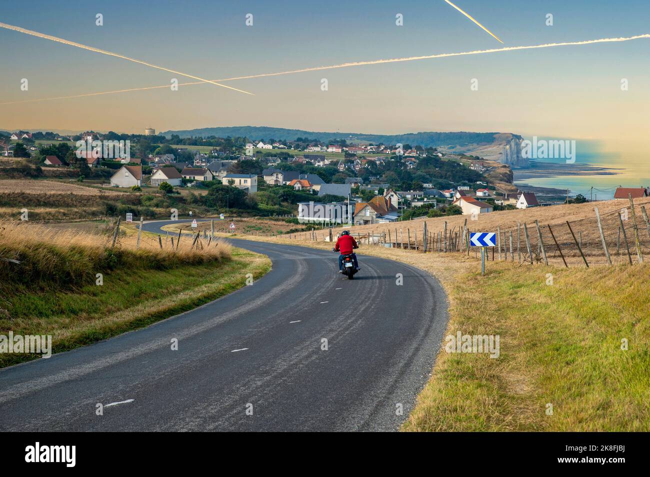 France, Normandie, Criel-sur-Mer, moto conduite sur route de campagne Banque D'Images