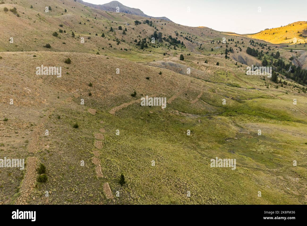 Valamara (Mali i Valamares; Valea mari) est une montagne de la chaîne de montagnes centrale dans le sud-est de l'Albanie. Banque D'Images