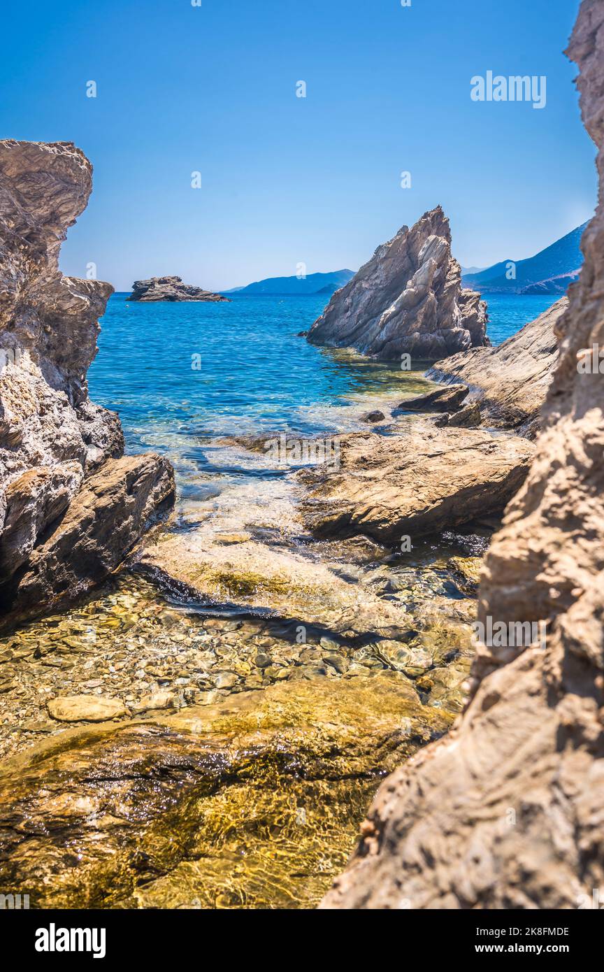 Cliché idyllique de rochers en mer par beau temps Banque D'Images