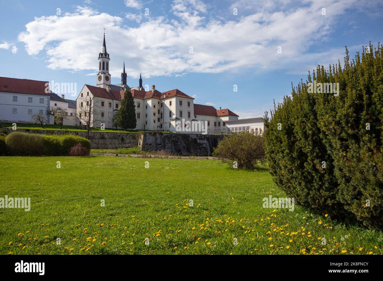 République tchèque, région de Bohème du Sud, Vyssi Brod, parc public au printemps avec l'abbaye de Hohenfurth en arrière-plan Banque D'Images