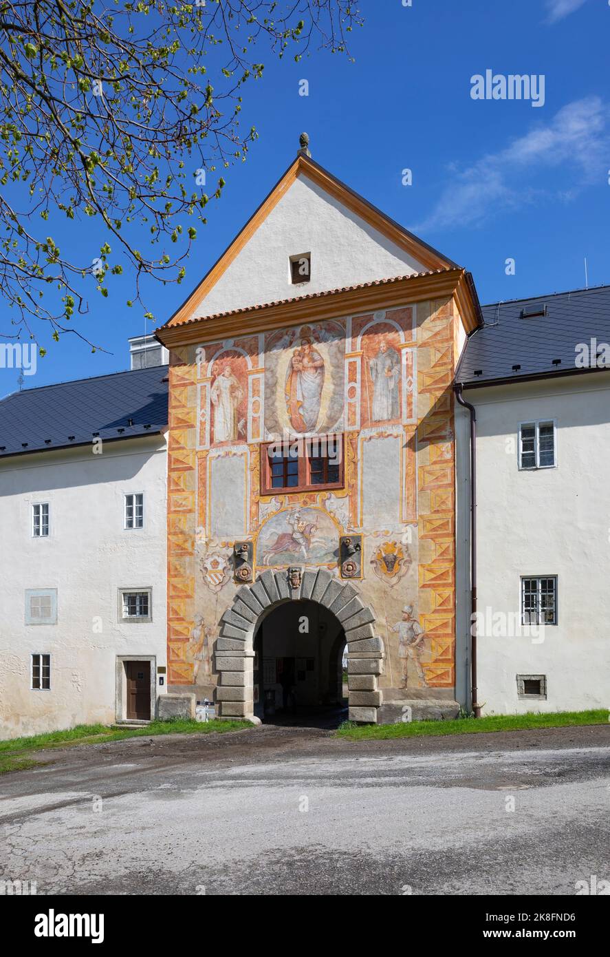 République tchèque, région de Bohème du Sud, Vyssi Brod, fresques décorant l'arche d'entrée de l'abbaye de Hohenfurth Banque D'Images