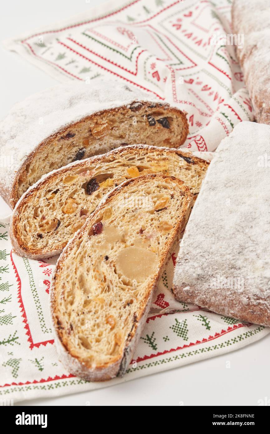 Tranches de gâteau de Noël sur serviette Banque D'Images