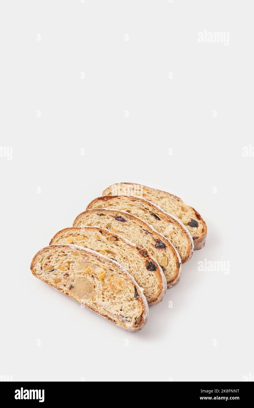 Tranches de gâteau aux fruits de Stollen disposées sur fond blanc Banque D'Images