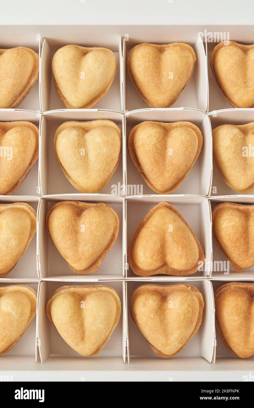 Biscuits en forme de coeur disposés dans une boîte Banque D'Images