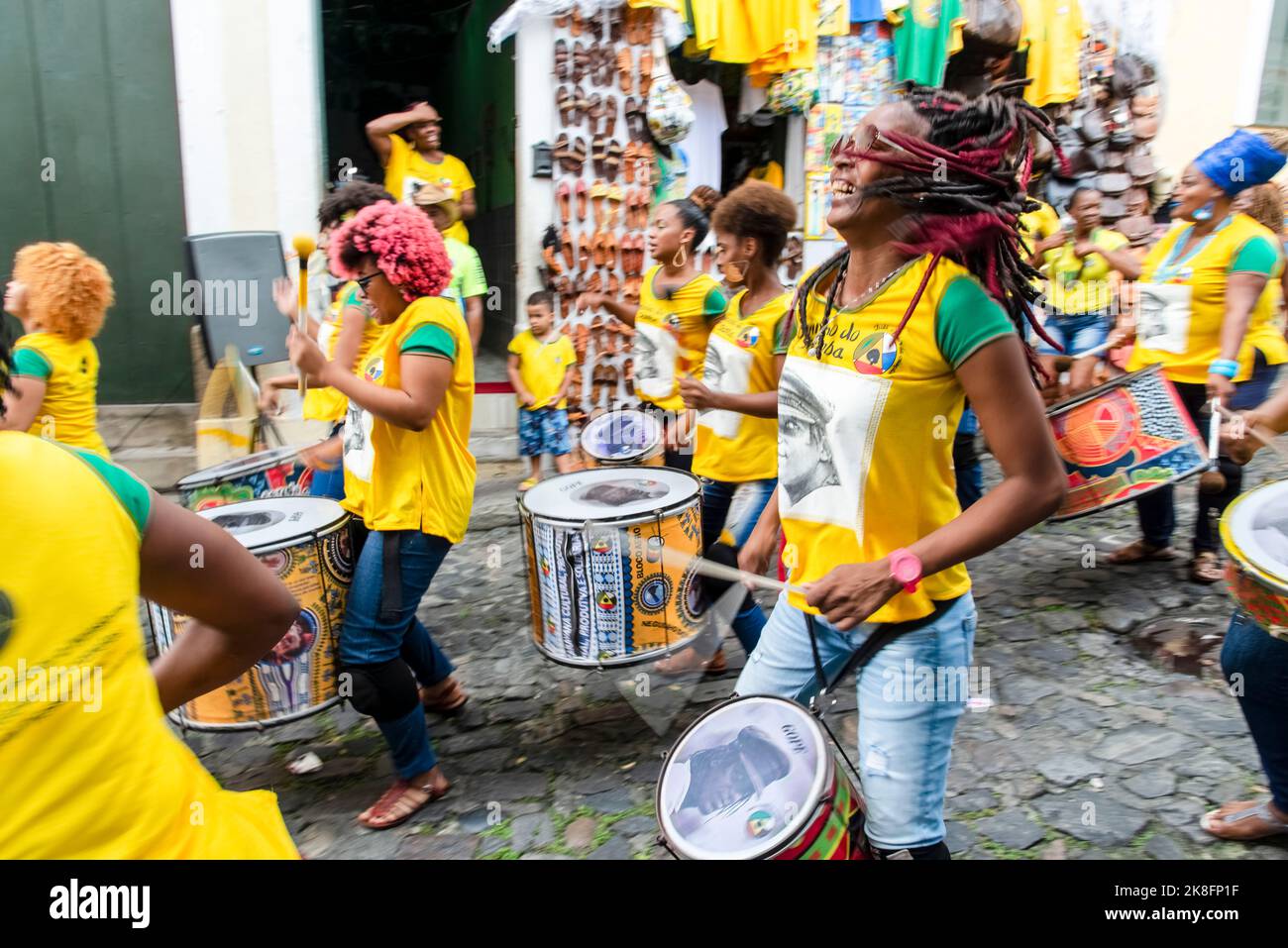 Les membres du groupe de percussions Dida sont vus pendant la représentation à Pelourinho. Journée de match de la coupe du monde de football 2018. Banque D'Images