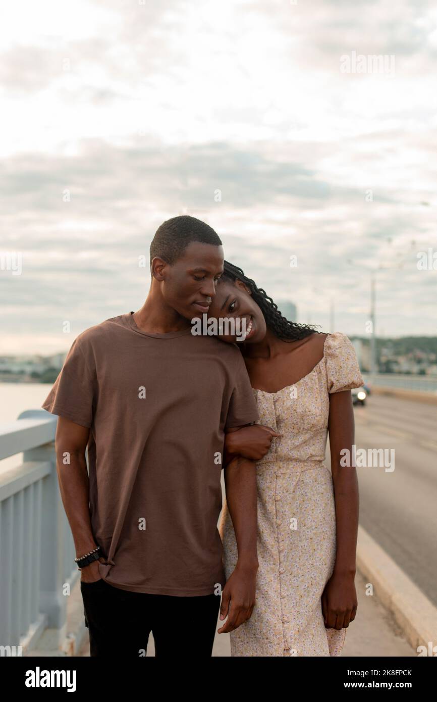 Jeune couple marchant ensemble sur le pont Banque D'Images Jeune couple marchant ensemble sur le pont Banque D'Images