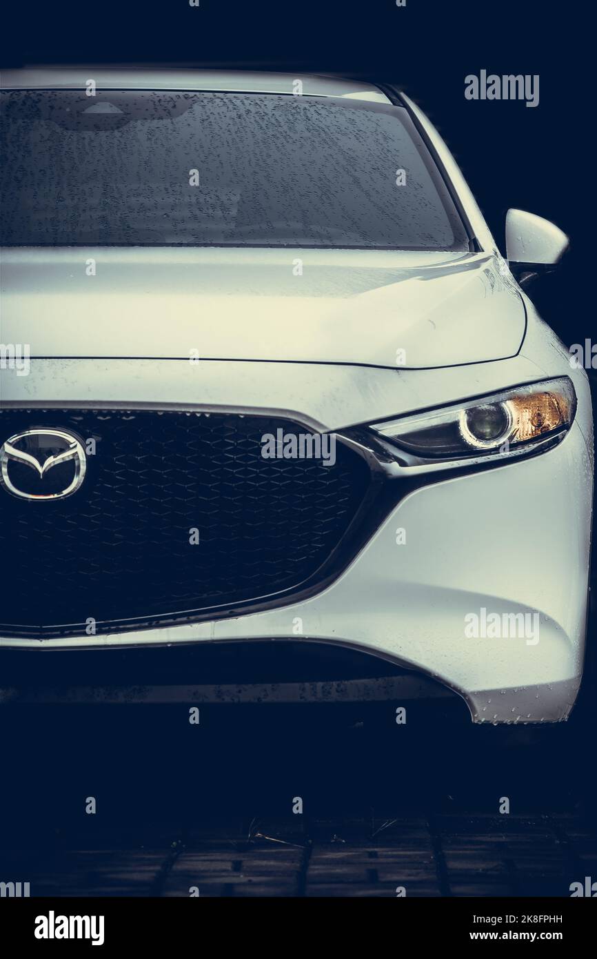 Mazda 3 avec gouttes de pluie Banque D'Images