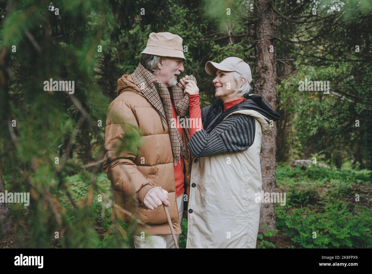 Couple heureux debout ensemble dans la forêt Banque D'Images