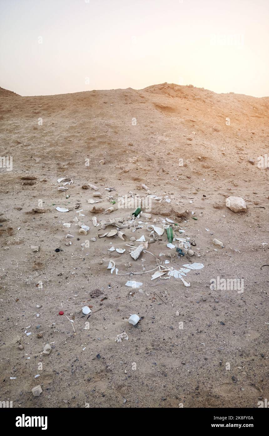 Déchets jetés sur un sable désertique. Banque D'Images